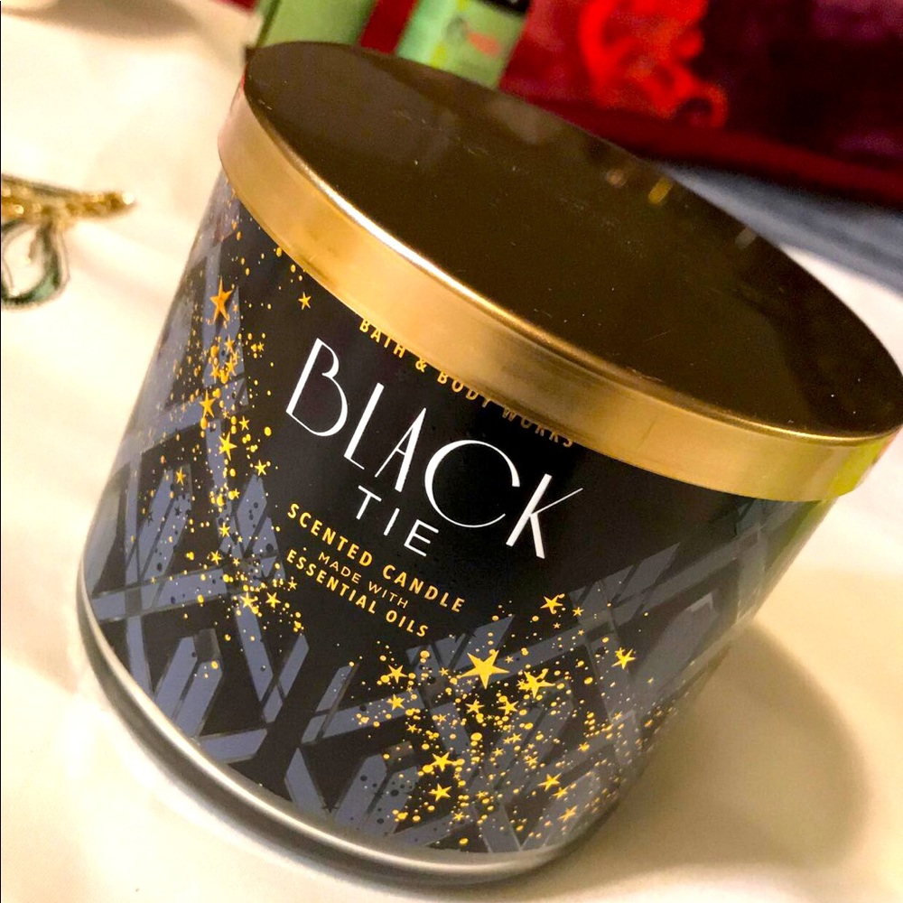 BLACK TIE
3-Wick Candle